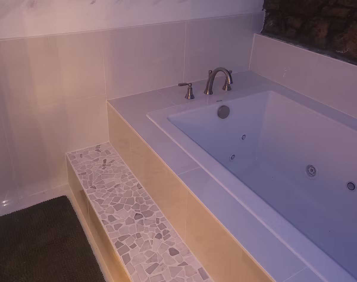 A jetted tub, just for soaking